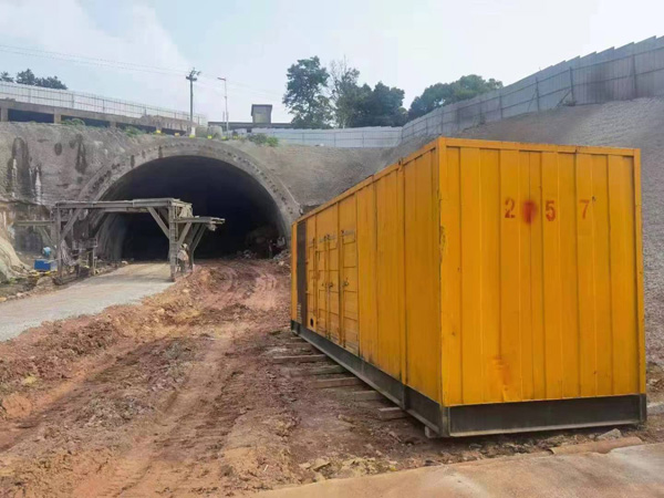 苏尼特右发电机出租自启装置的工作原理是什么？