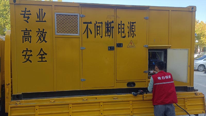 苏尼特右柴油发电机组和UPS电源配合使用时，如何避免切换过程中的电力中断？